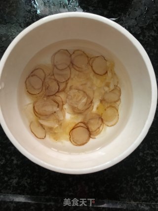 鹿茸鱼胶炖鸡汤的做法步骤：2