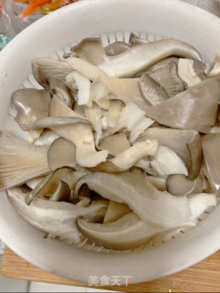 平菇豆腐辣煲的做法步骤：2