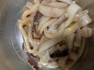 鱿鱼圈的做法步骤：1