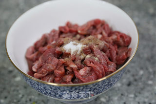 芹菜炒牛肉丝儿的做法步骤：3