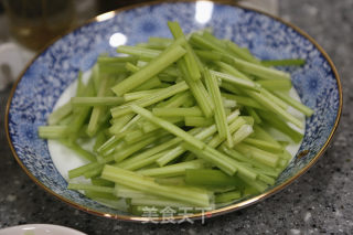 芹菜炒牛肉丝儿的做法步骤：8