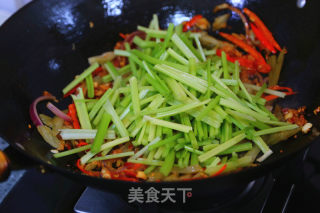 芹菜炒牛肉丝儿的做法步骤：17