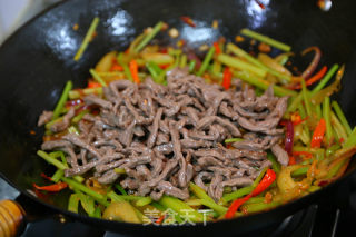 芹菜炒牛肉丝儿的做法步骤：18
