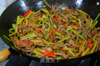芹菜炒牛肉丝儿的做法步骤：19