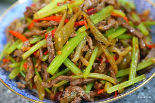 芹菜炒牛肉丝儿的做法步骤：21