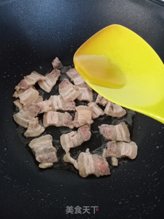 五花肉炒芥兰的做法步骤：3