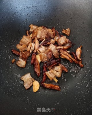 五花肉炒芥兰的做法步骤：5