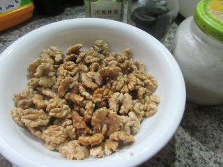 黑芝麻核桃仁的做法步骤：1