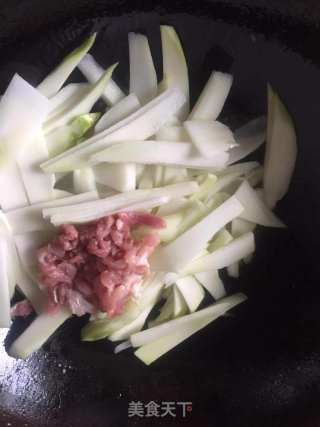 菜芯炒肉的做法步骤：4