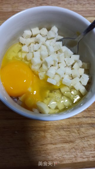 培根鸡蛋炒馒头的做法步骤：2