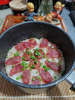腊肠煲仔饭的做法步骤：16