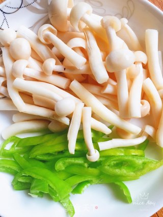 白玉菇尖椒炒鸡蛋的做法步骤：1