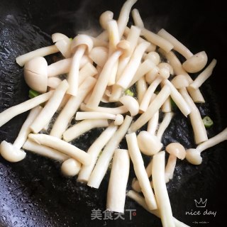 白玉菇尖椒炒鸡蛋的做法步骤：4