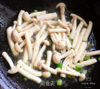 白玉菇尖椒炒鸡蛋的做法步骤：5