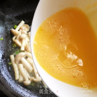白玉菇尖椒炒鸡蛋的做法步骤：6