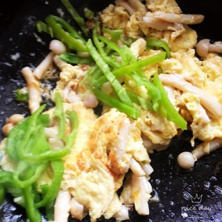 白玉菇尖椒炒鸡蛋的做法步骤：8
