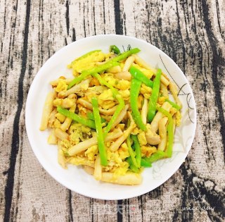 白玉菇尖椒炒鸡蛋的做法步骤：9
