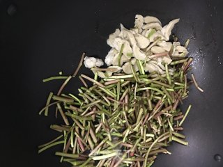 面筋炒芦蒿的做法步骤：2