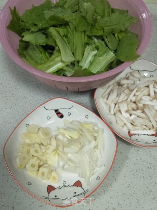 蚝油杏鲍菇油麦菜的做法步骤：4