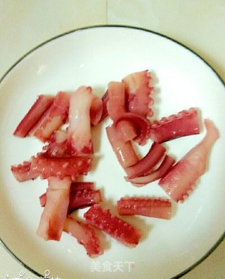 干锅鱿鱼的做法步骤：1