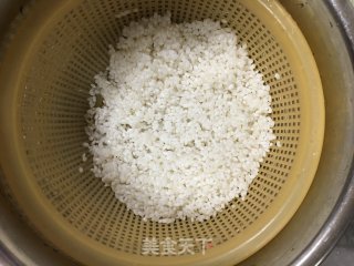 五花肉香肠煲仔饭的做法步骤：1