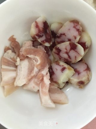 五花肉香肠煲仔饭的做法步骤：4