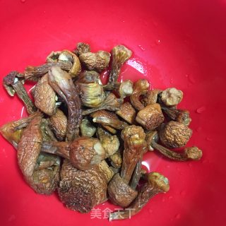姬松茸烧鸡腿的做法步骤：3