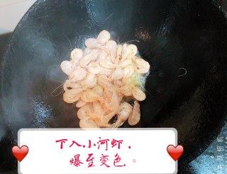 韭菜爆小河虾的做法步骤：3
