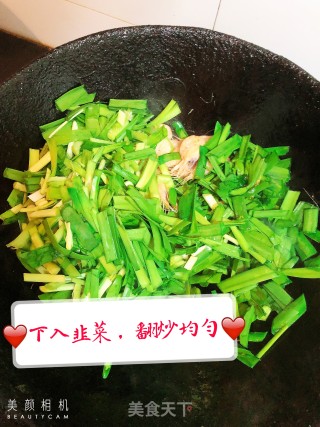 韭菜爆小河虾的做法步骤：4