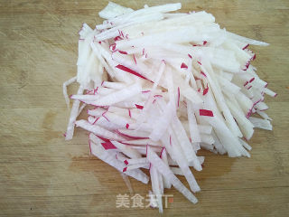 金针菇烧萝卜的做法步骤：2