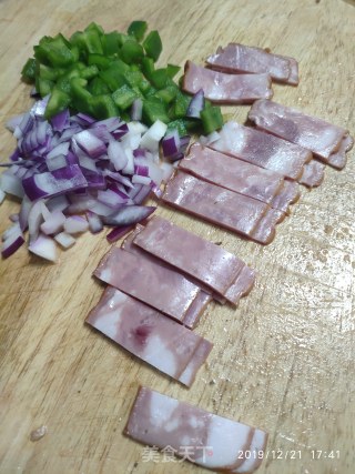 美式培根披萨and潮鸭披萨的做法步骤：1