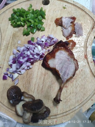 美式培根披萨and潮鸭披萨的做法步骤：2
