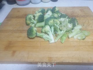清炒西兰花的做法步骤：1