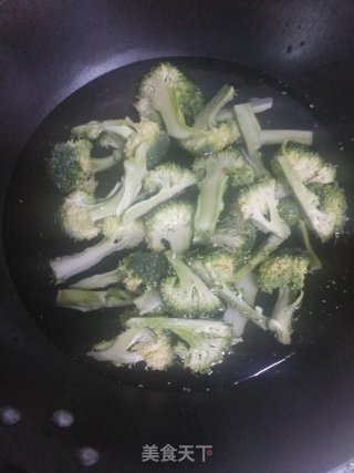 清炒西兰花的做法步骤：2