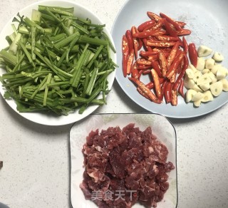 芹菜炒牛肉的做法步骤：1