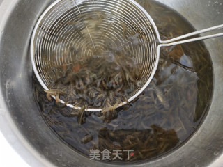 炸小河虾的做法步骤：1