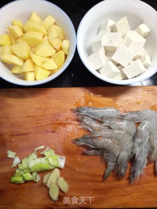 鲜虾炖豆腐的做法步骤：1