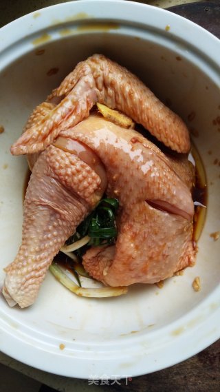 电饭煲三杯鸡的做法步骤：1