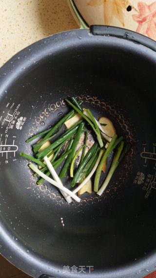 电饭煲三杯鸡的做法步骤：2