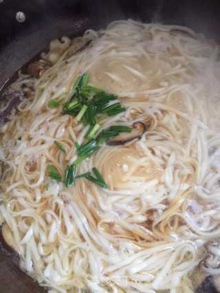 香菇肉丝面的做法步骤：8