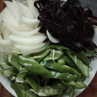 青椒洋葱炒木耳的做法步骤：1