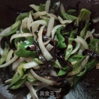 青椒洋葱炒木耳的做法步骤：3
