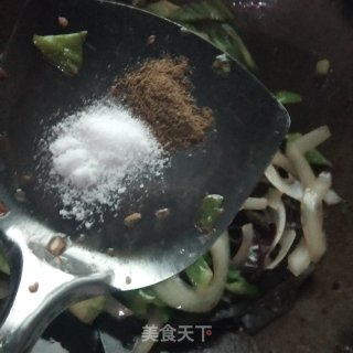 青椒洋葱炒木耳的做法步骤：4