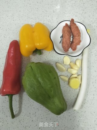 彩椒炒佛手瓜的做法步骤：1