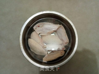 梅干菜蒸鸡翅的做法步骤：1