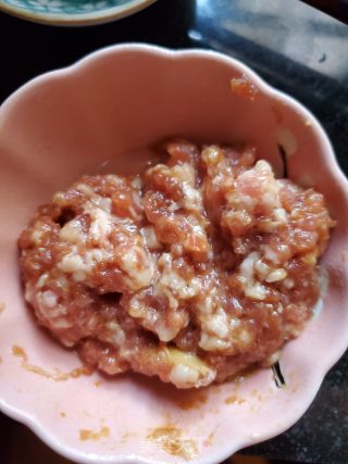 锅贴的做法步骤：1