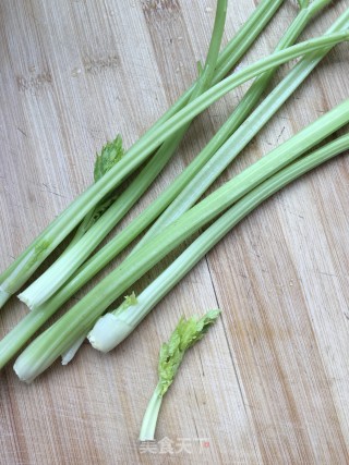 芹菜炒土豆的做法步骤：1