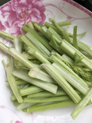 芹菜炒土豆的做法步骤：3