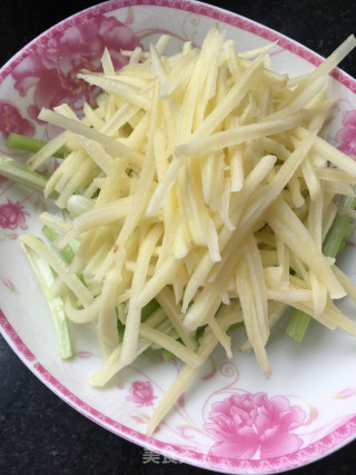 芹菜炒土豆的做法步骤：7