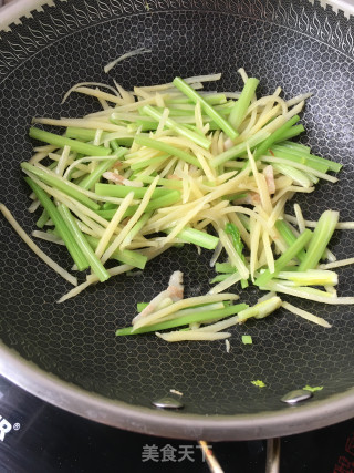 芹菜炒土豆的做法步骤：11